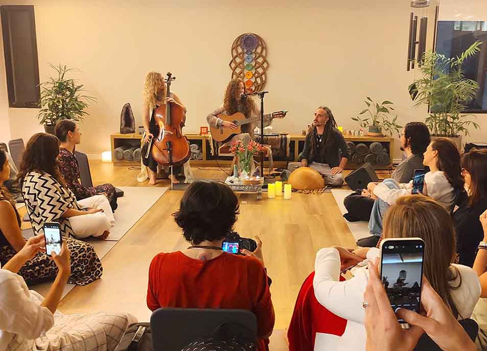 Apresentação musical no Espaço Helena